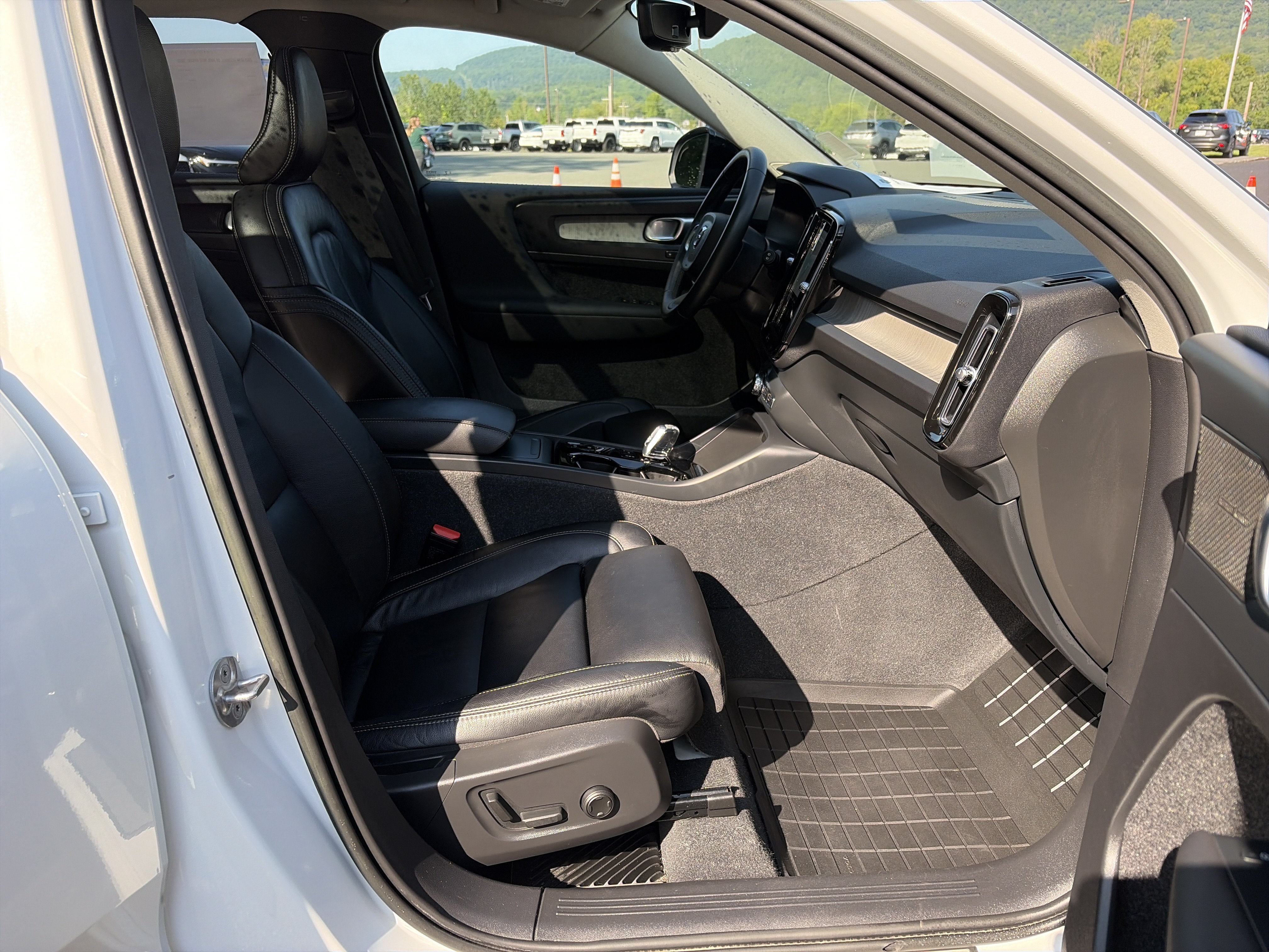 Certified 2023 Volvo XC40 B5 Ultimate w/ Protection Package Premier AWD/4WD image 16