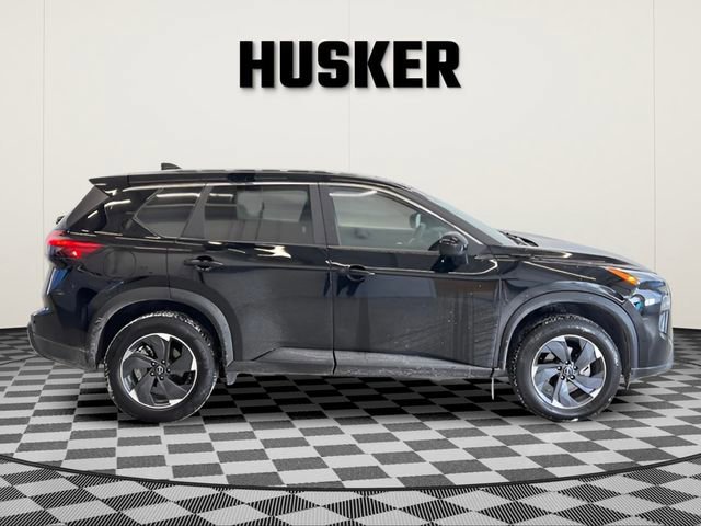 Used 2025 Nissan Rogue SV image 2