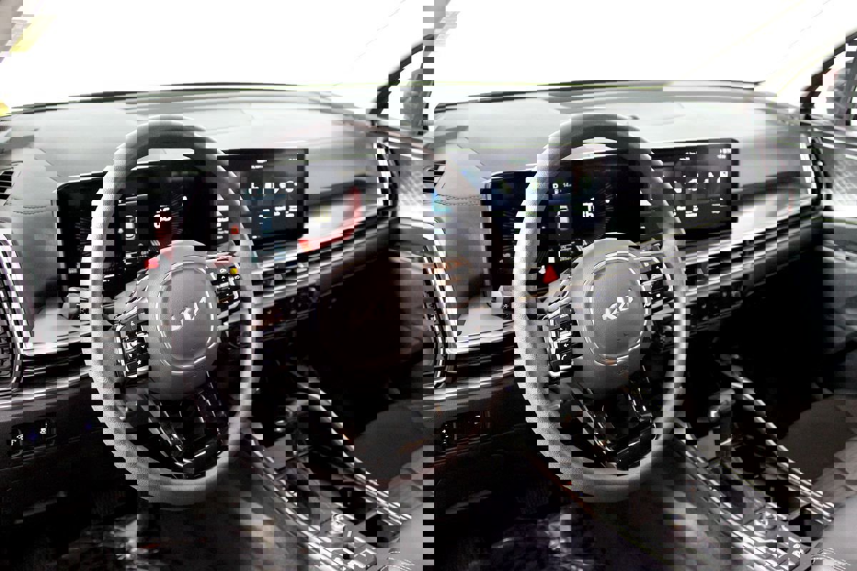 Used 2025 Kia Sorento LX image 8