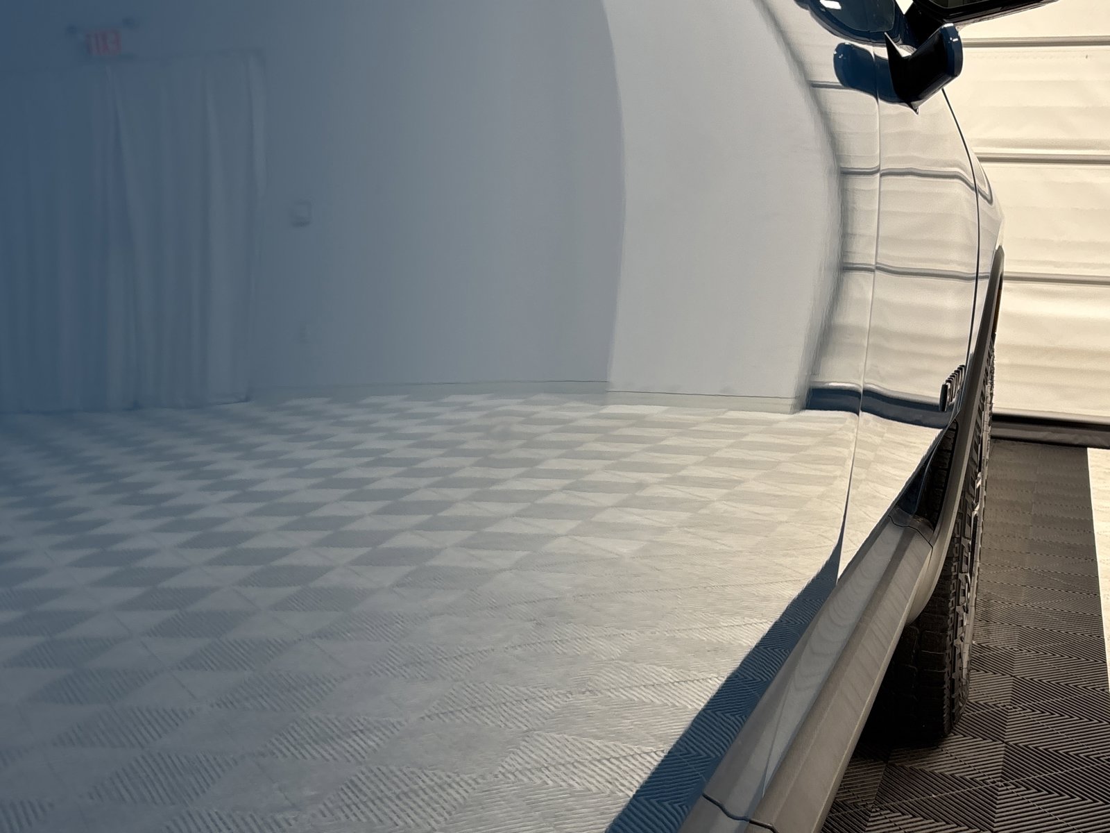 Used 2025 Rivian R1S Adventure AWD/4WD image 35