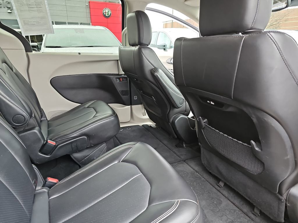 Used 2024 Chrysler Pacifica Touring-L image 11