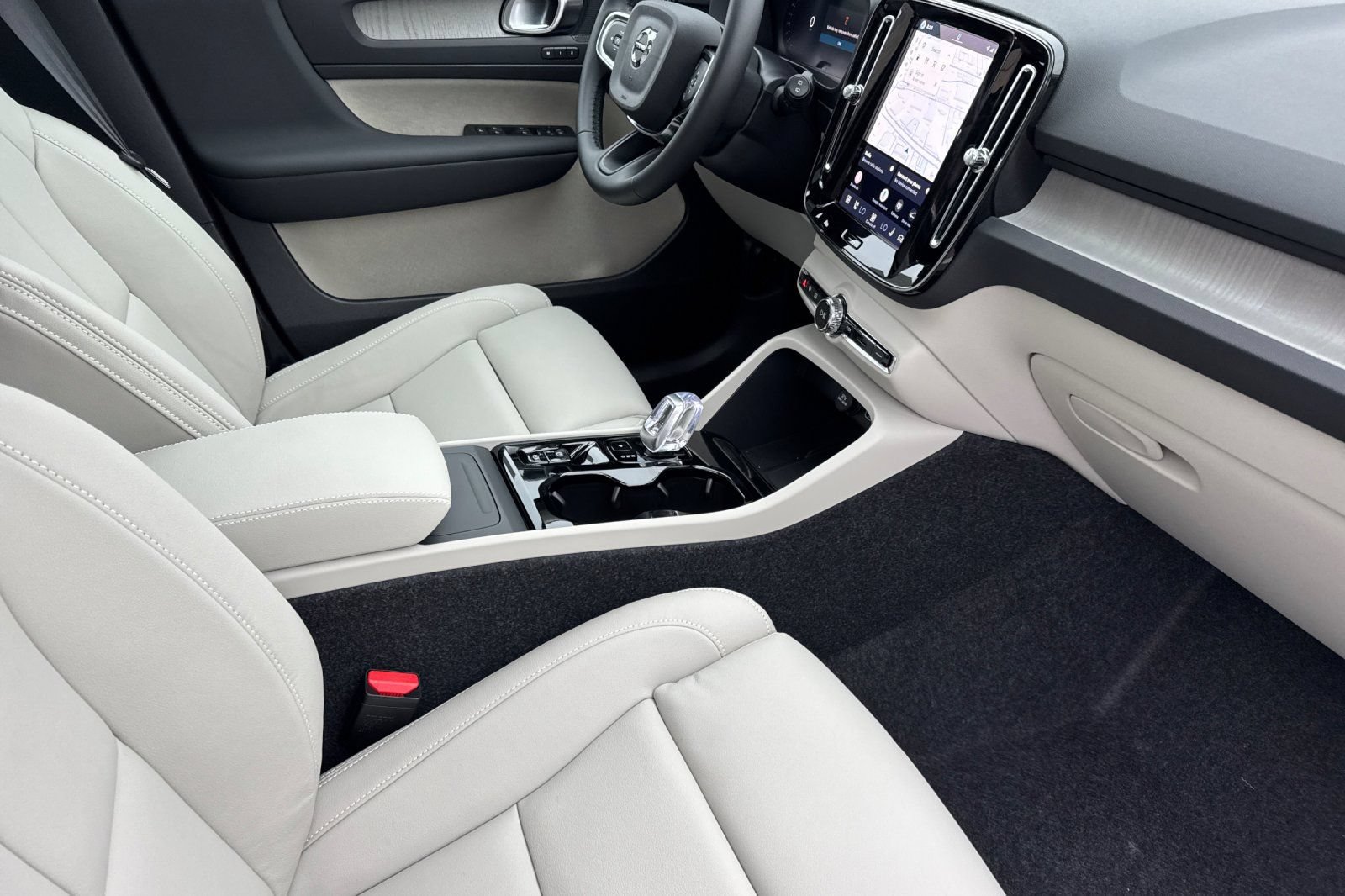 New 2026 Volvo XC40 B5 Plus w/ Protection Package Premier AWD/4WD image 17
