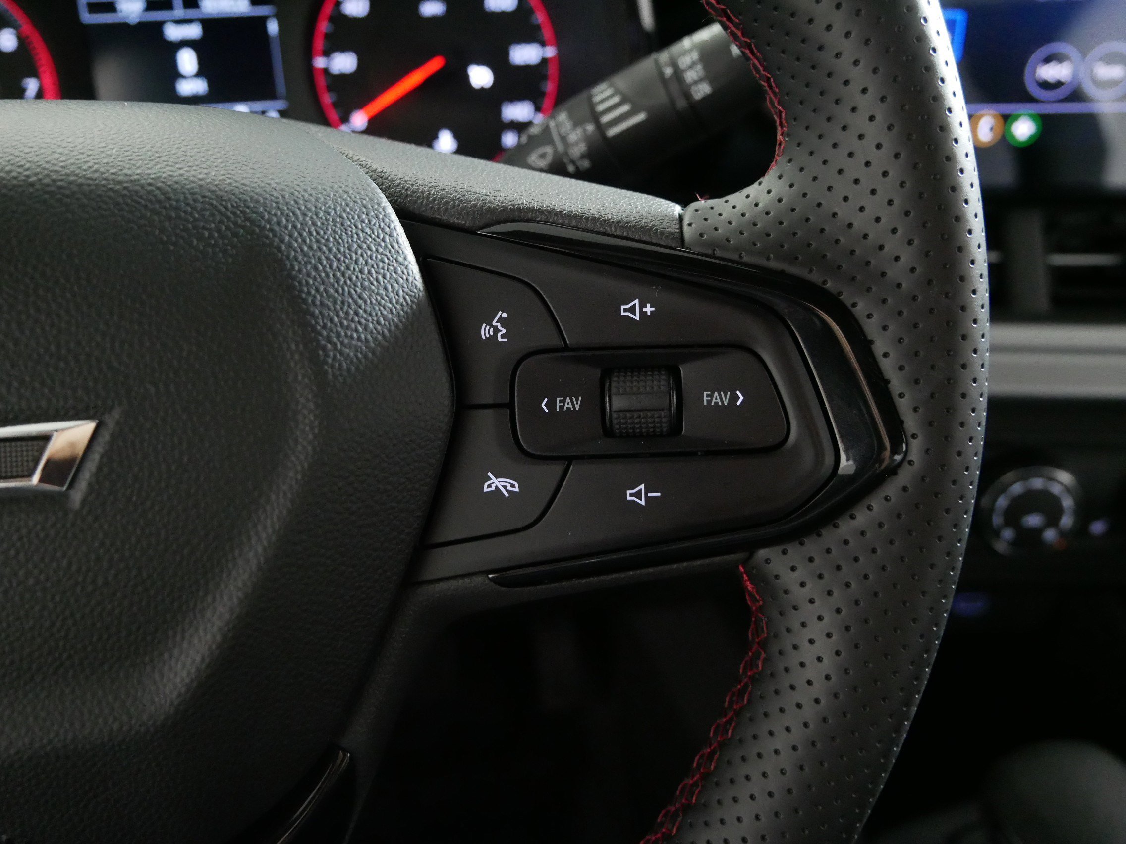 Used 2024 Chevrolet Trax RS w/ Driver Confidence Package image 28