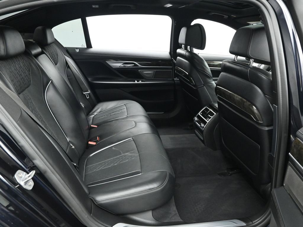 Used 2019 BMW 750i image 18