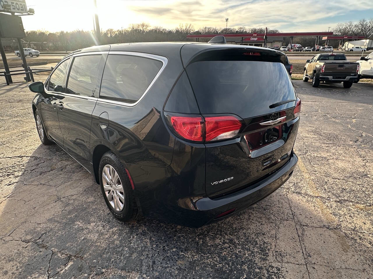 Used 2021 Chrysler Voyager L image 7