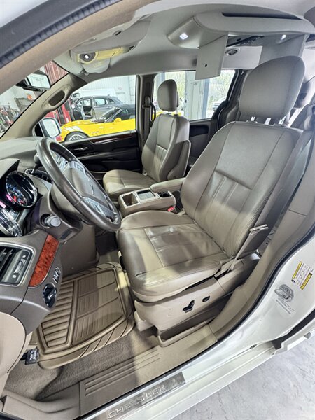 Used 2013 Chrysler Town & Country Touring image 7