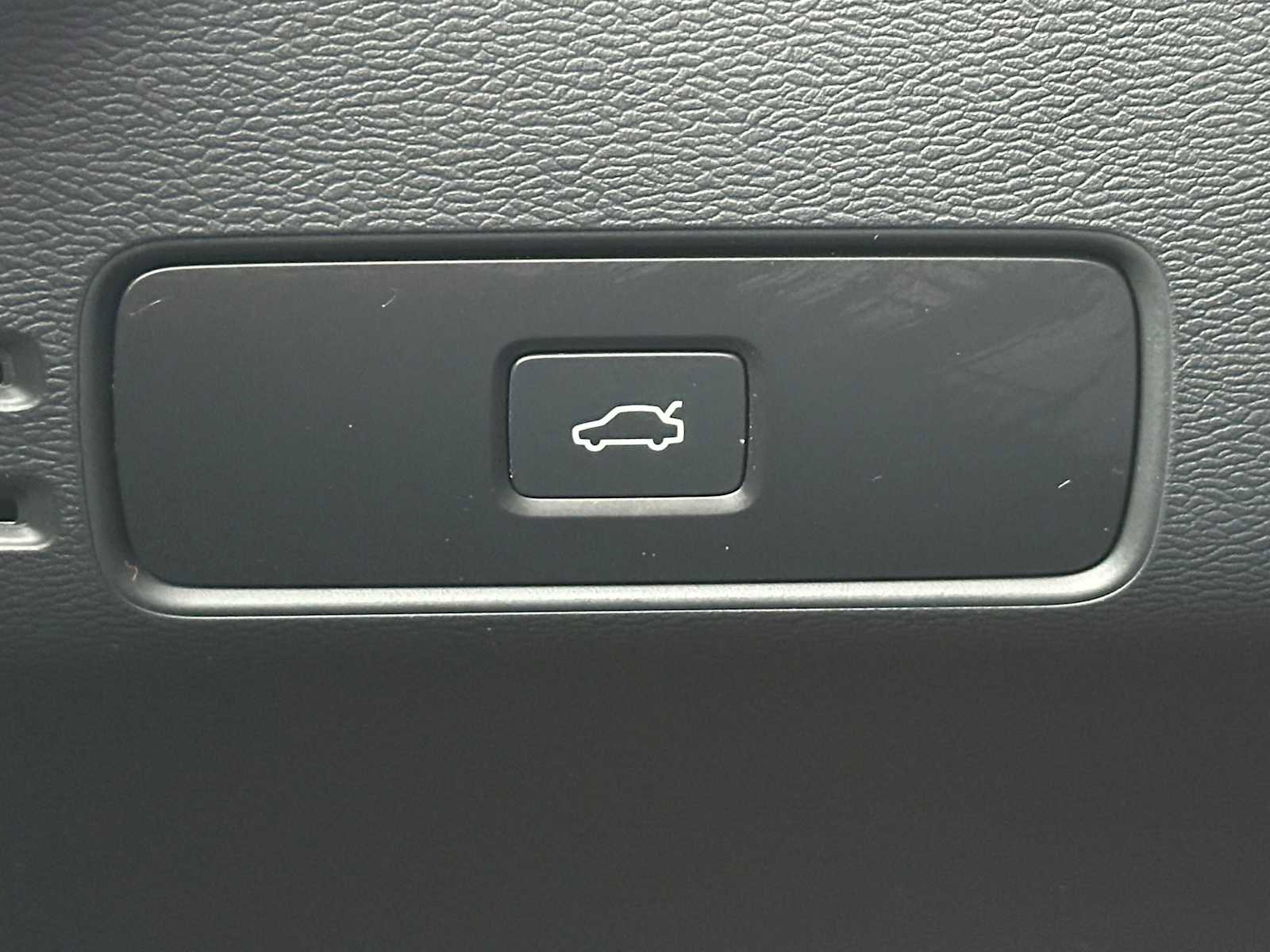 Certified 2025 Volvo XC40 B5 Plus AWD/4WD image 32