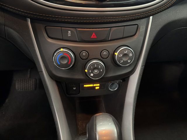 Used 2022 Chevrolet Trax LT w/ LT Convenience Package AWD/4WD image 16