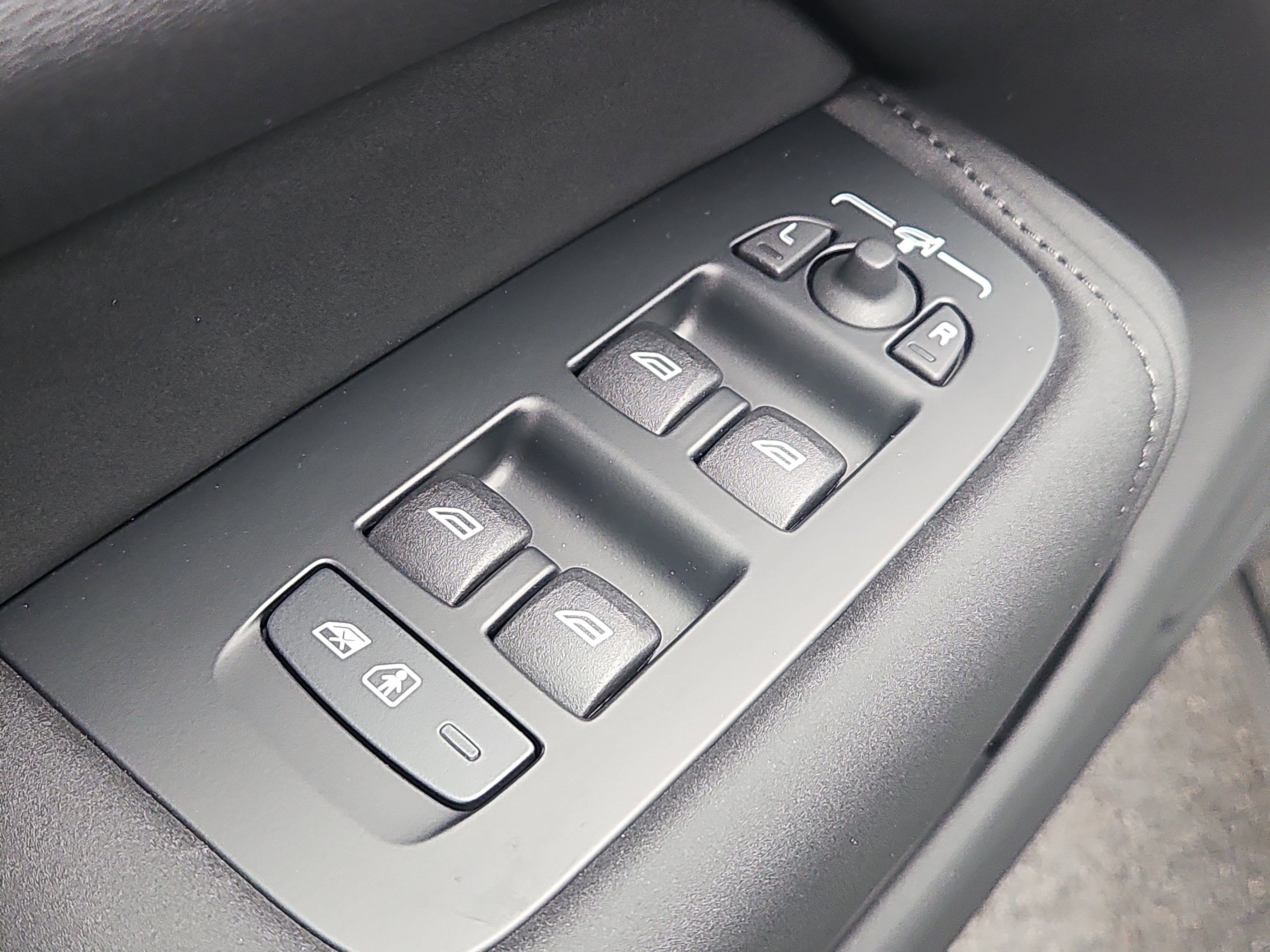 New 2026 Volvo XC60 T8 Ultra w/ Protection Package Premier image 18