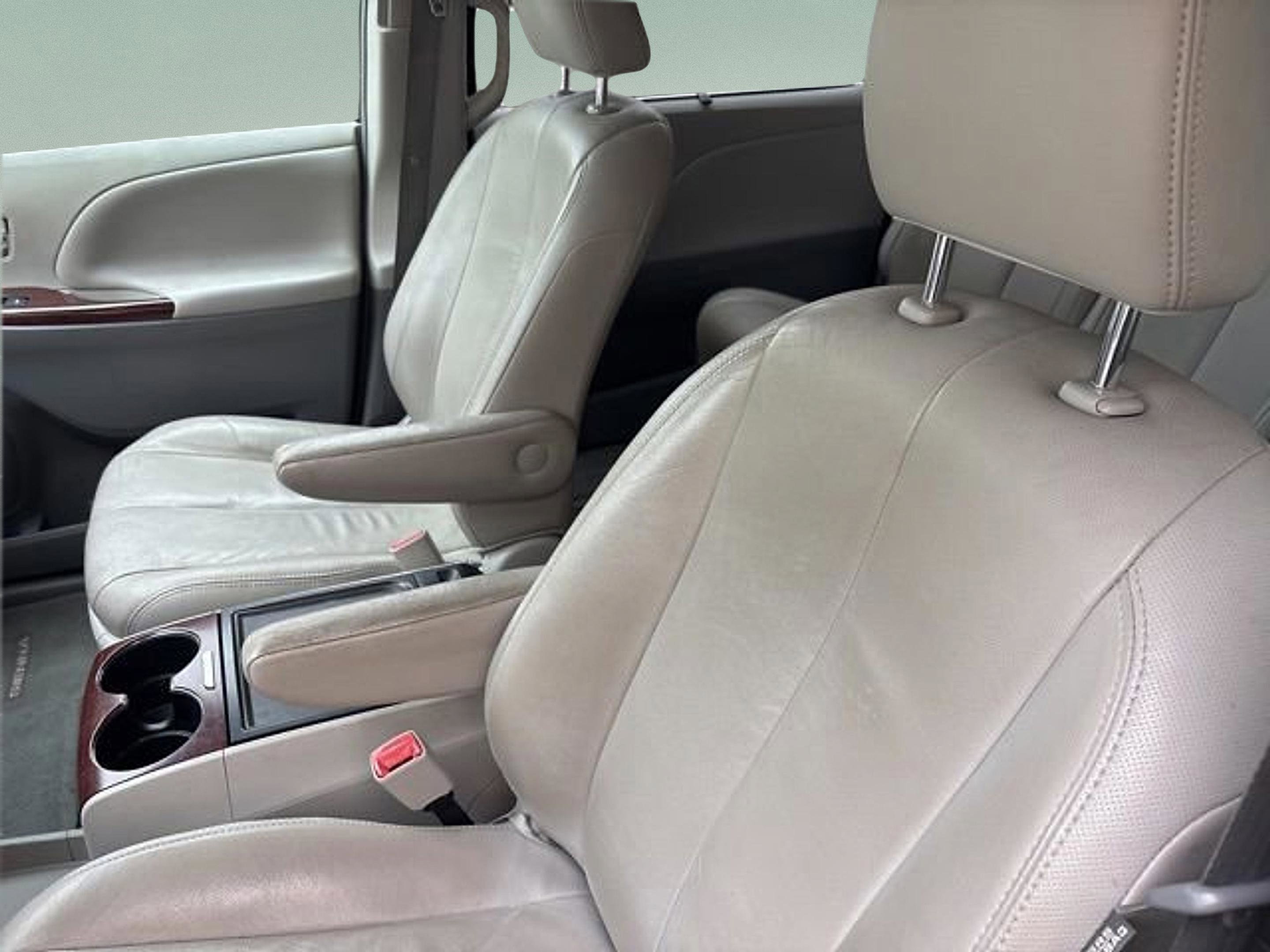 Used 2013 Toyota Sienna XLE FWD image 12