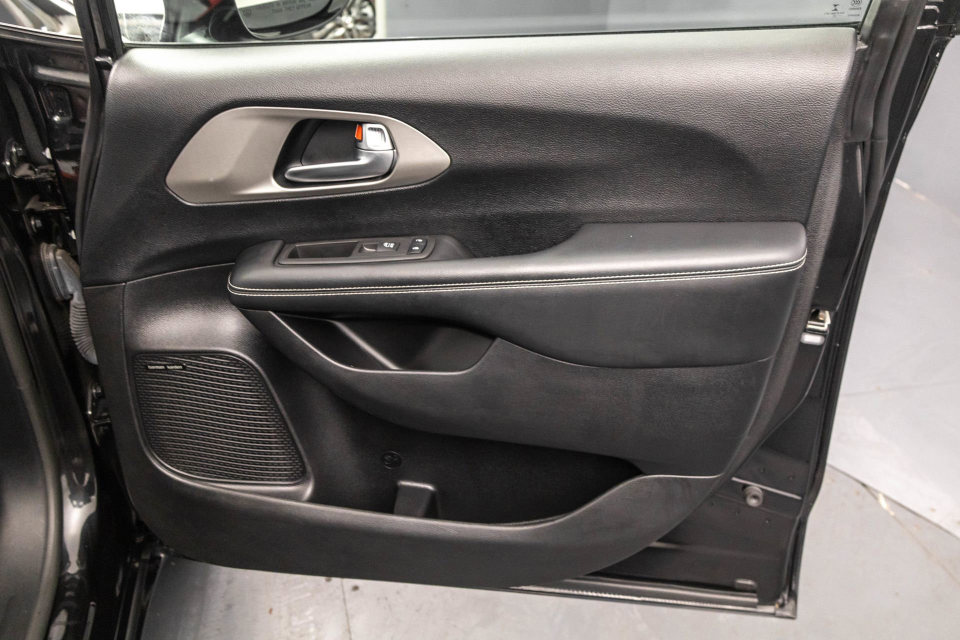 Used 2021 Chrysler Pacifica Limited w/ Uconnect Theater Family Group AWD/4WD image 43