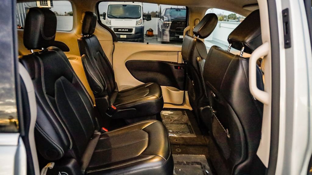 Certified 2024 Chrysler Pacifica Touring-L image 19