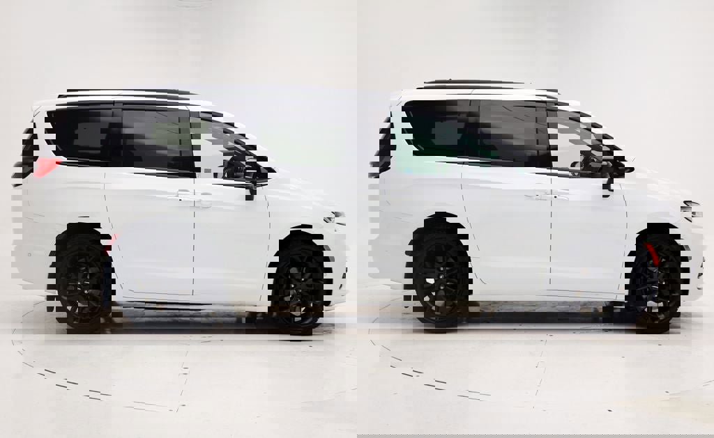 Used 2024 Chrysler Pacifica Limited w/ S Appearance Package image 3