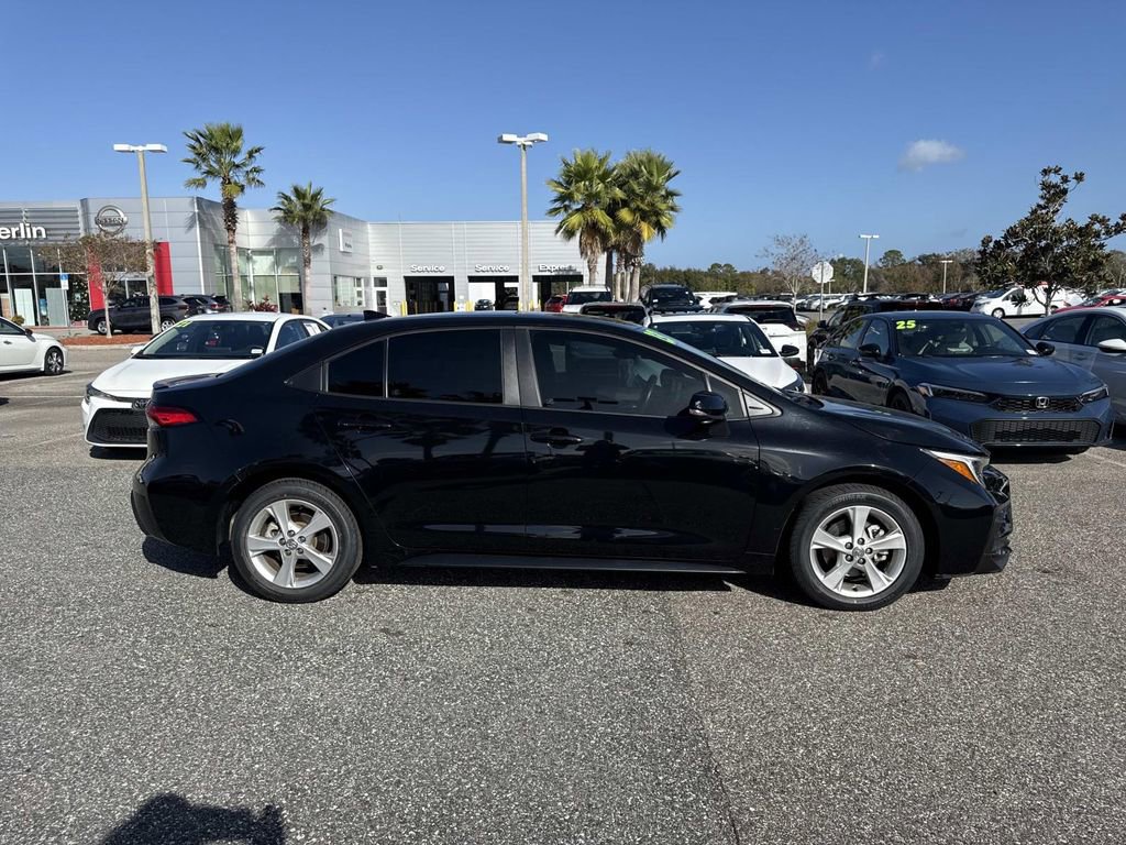 Used 2023 Toyota Corolla SE image 2