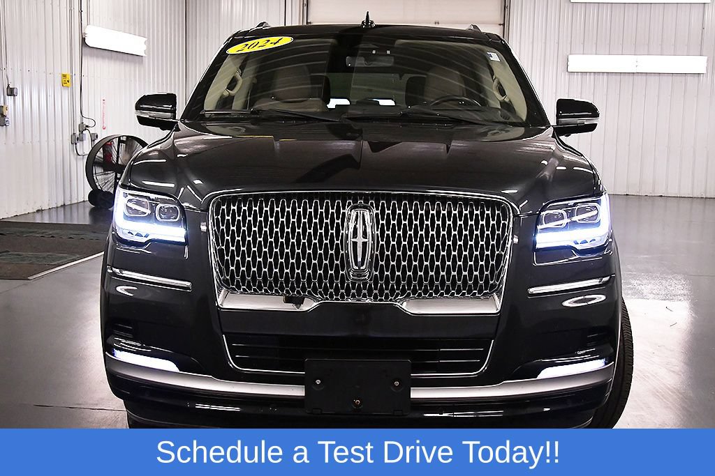 Used 2024 Lincoln Navigator Reserve AWD/4WD image 2