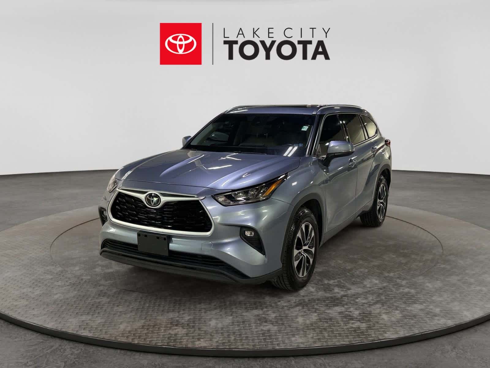 Used 2020 Toyota Highlander XLE FWD image 1