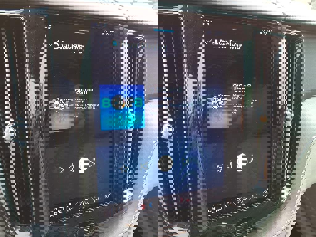 Certified 2023 Volvo XC60 B5 Plus w/ Climate Package image 23