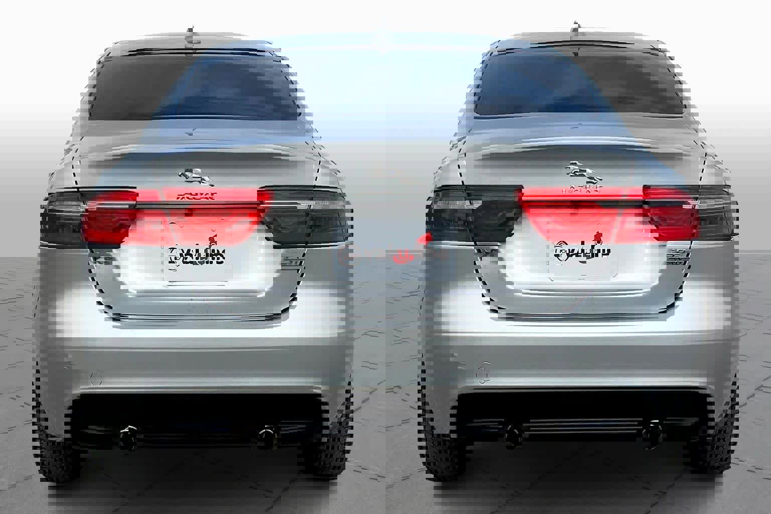 Used 2018 Jaguar XE Premium image 4