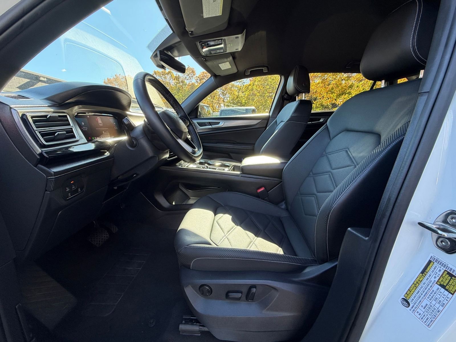 Used 2025 Volkswagen Atlas Cross Sport SE image 27