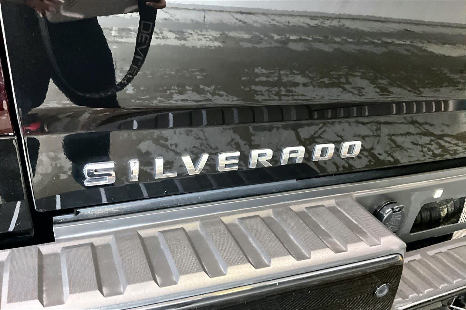 Used 2017 Chevrolet Silverado 1500 LT w/ Midnight Edition AWD/4WD image 10