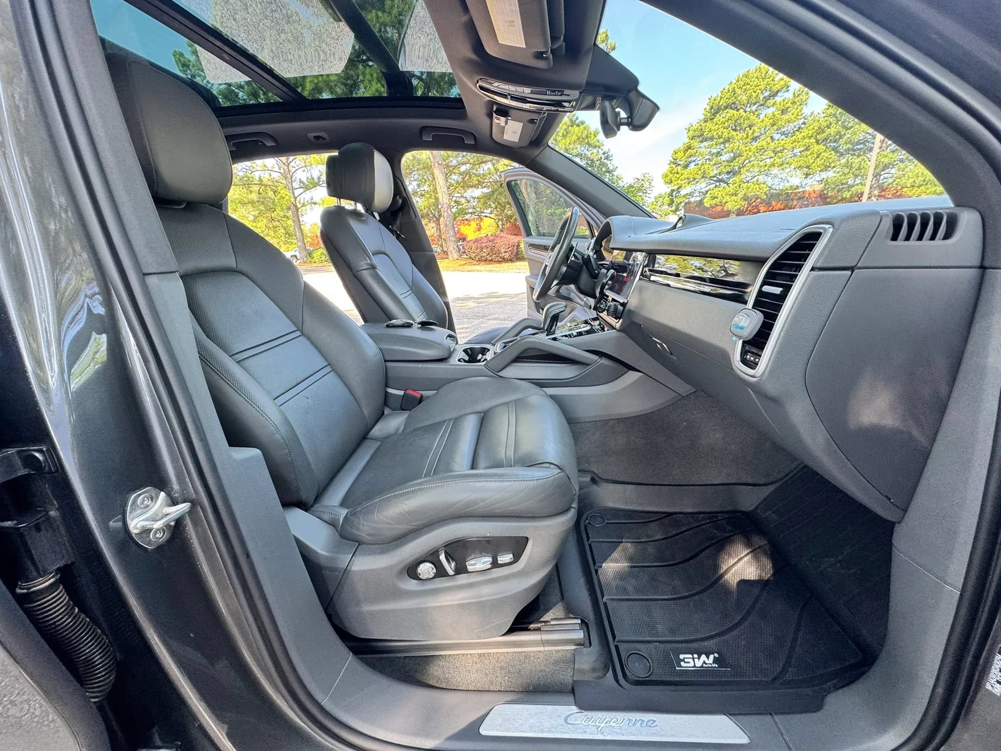 Used 2019 Porsche Cayenne AWD/4WD image 16