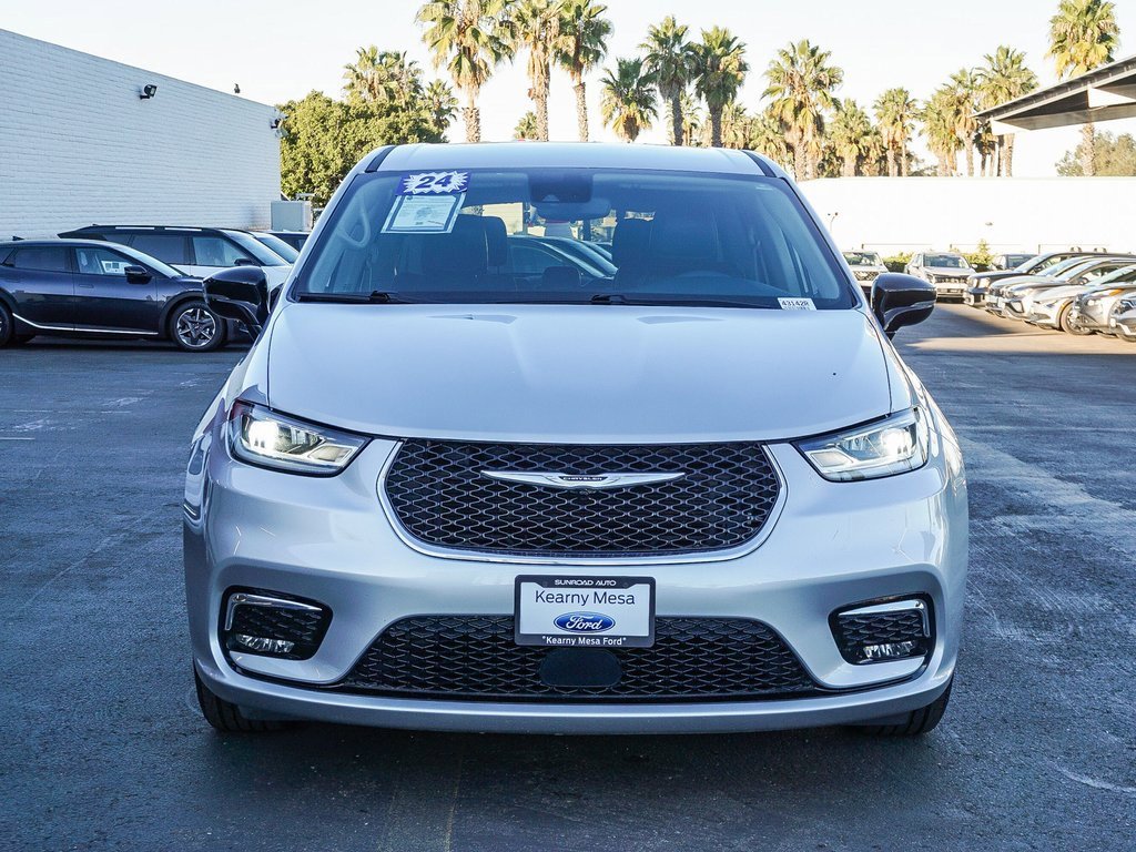 Used 2024 Chrysler Pacifica Touring-L image 2