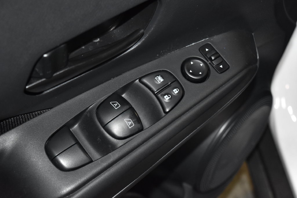 Used 2025 Nissan Kicks Play S FWD image 5