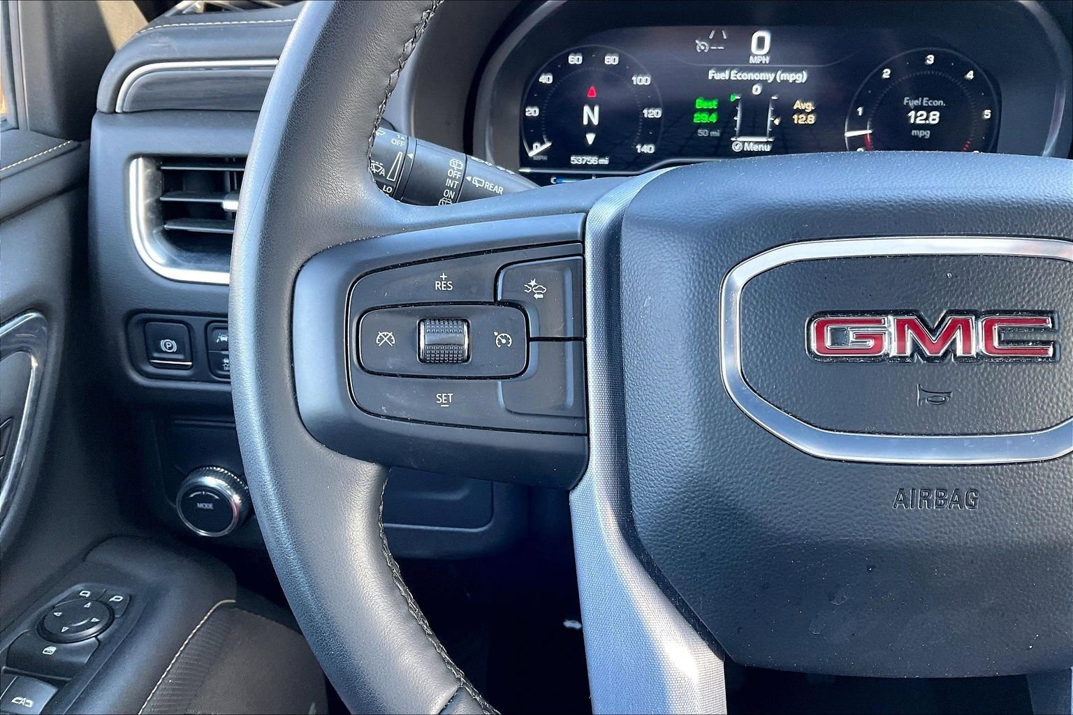 Used 2024 GMC Yukon XL SLT image 11