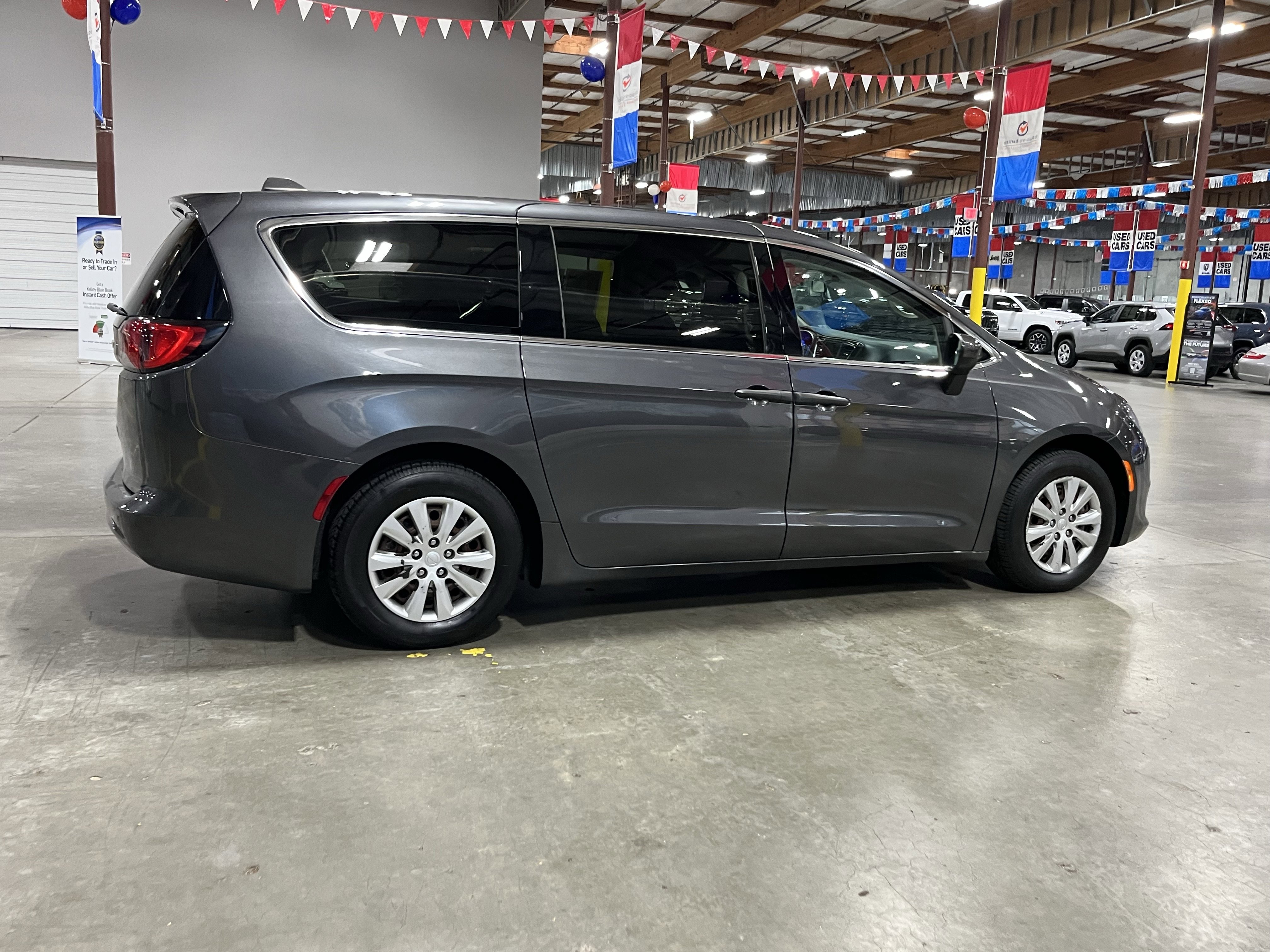 Used 2020 Chrysler Voyager L image 6