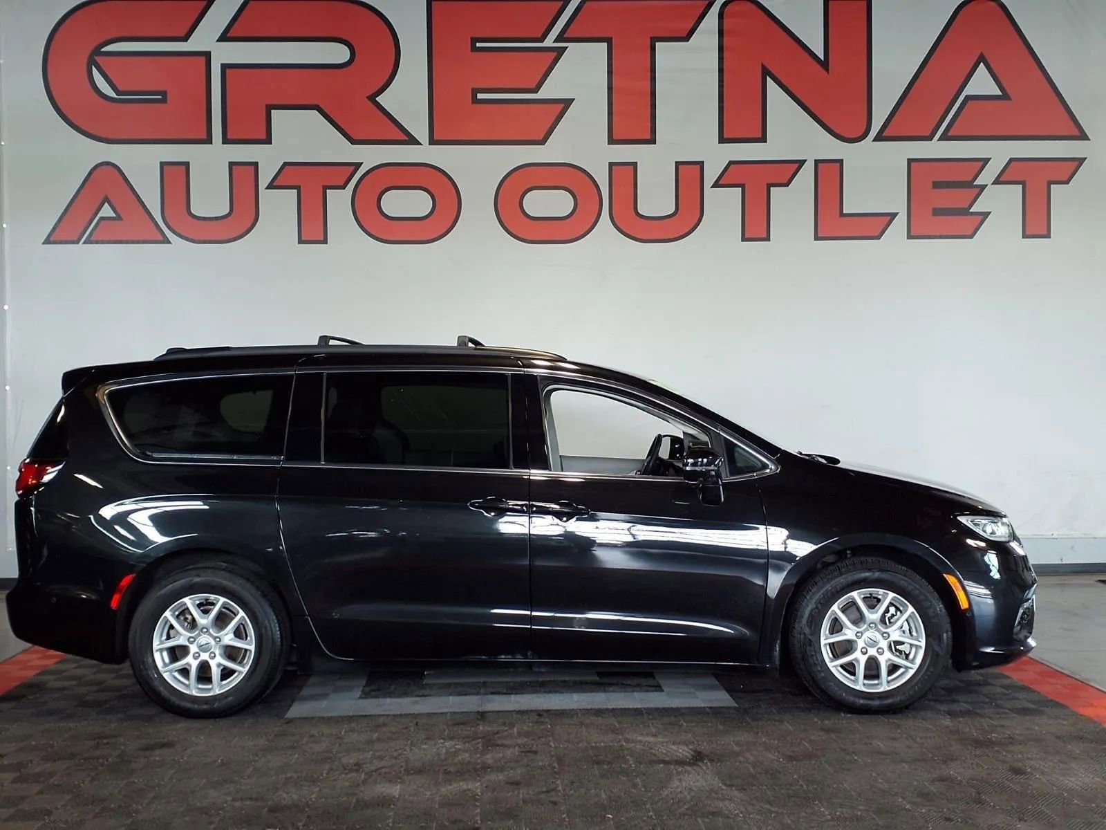 Used 2022 Chrysler Pacifica Touring-L w/ Uconnect Theater Family Group
