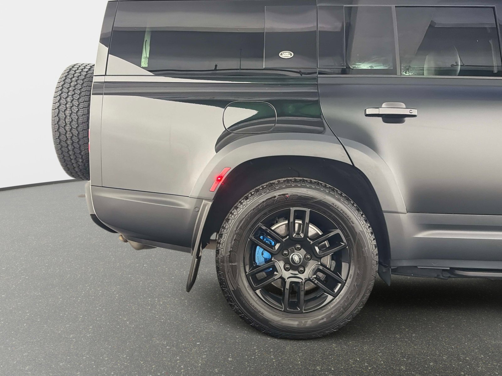 Used 2023 Land Rover Defender 130 SE AWD/4WD image 18