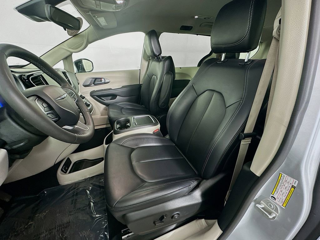 Certified 2024 Chrysler Pacifica Touring-L image 31