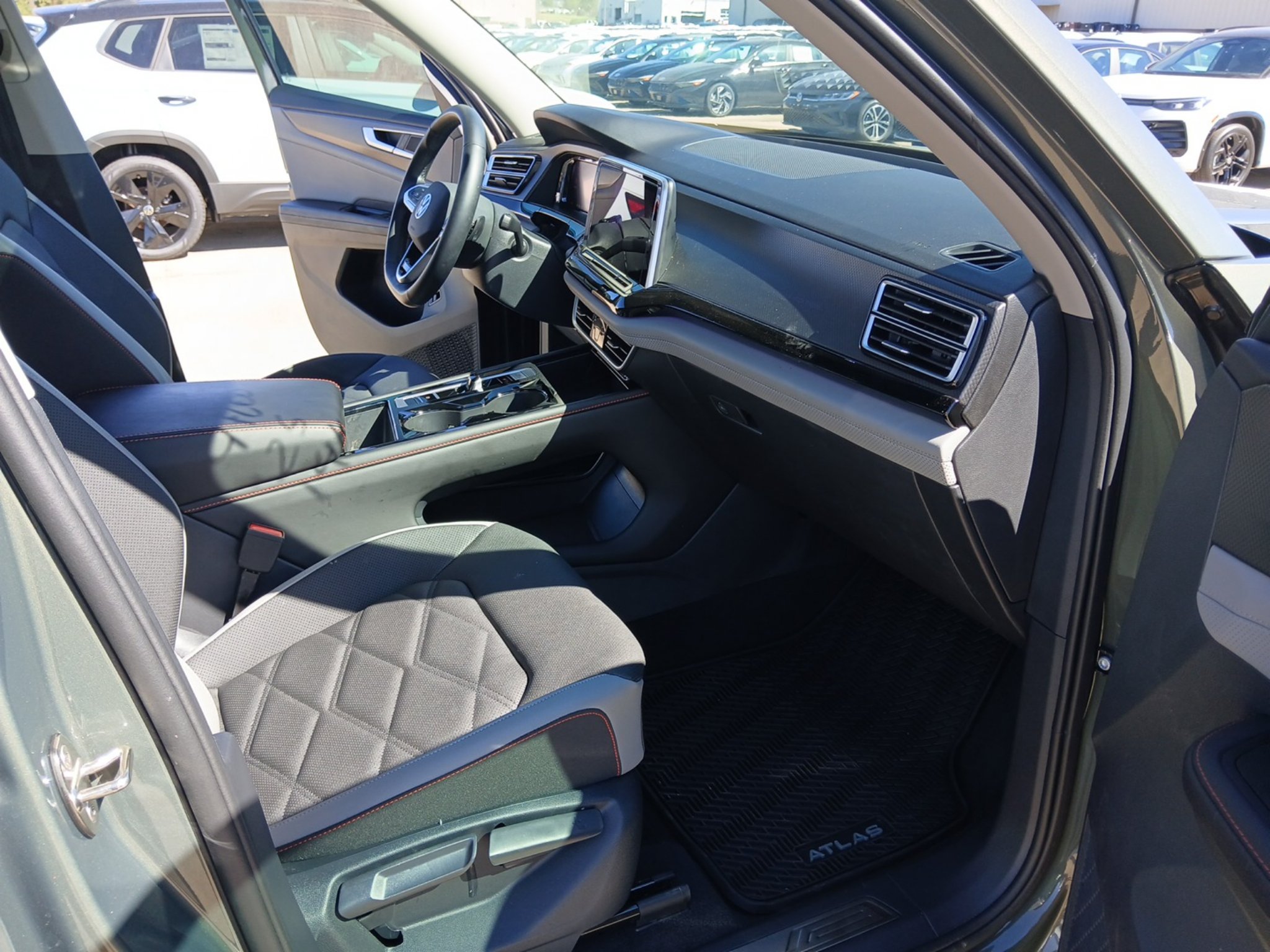 Used 2025 Volkswagen Atlas Peak Edition SE AWD/4WD image 27