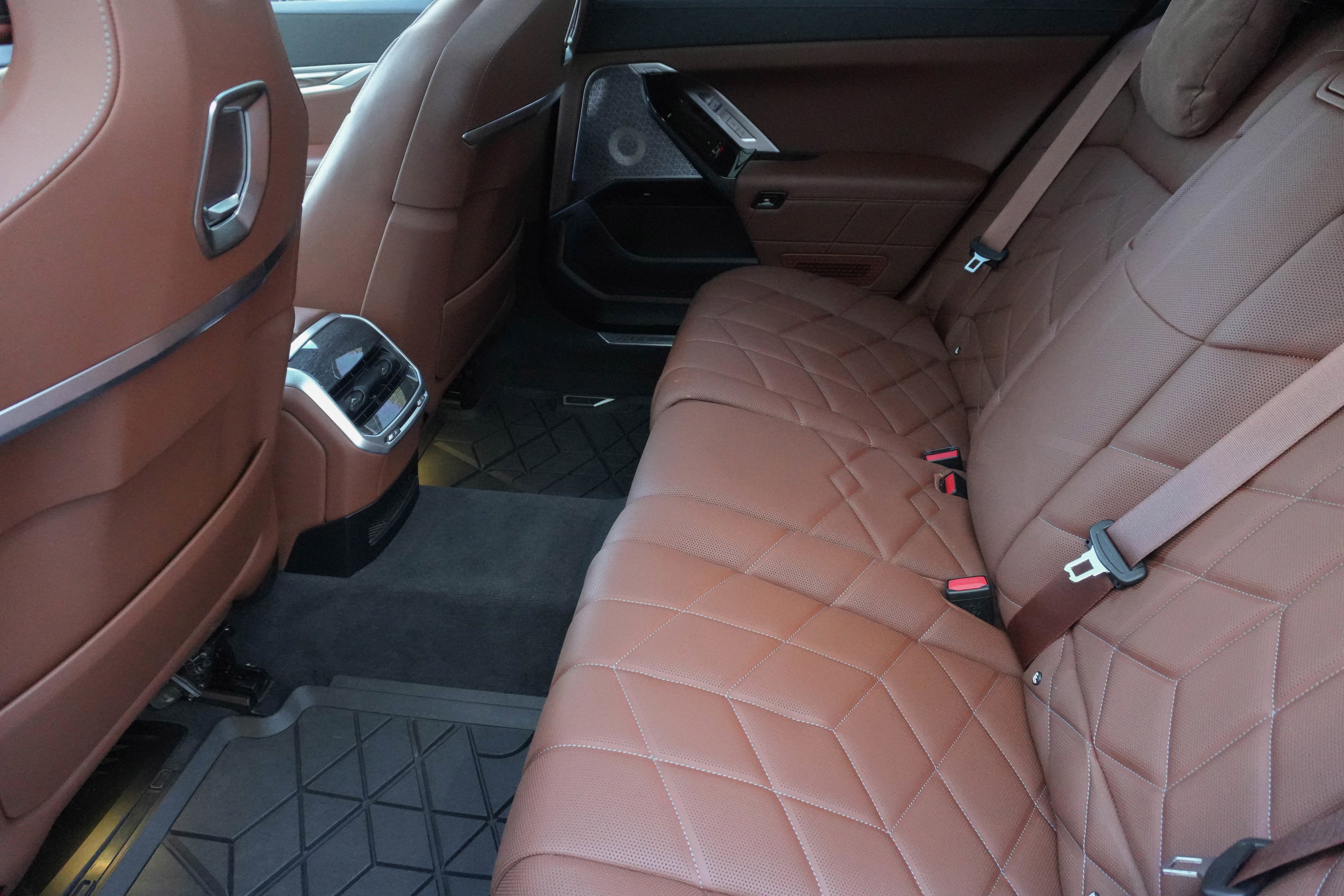 Certified 2023 BMW 760i xDrive w/ Executive Package image 38