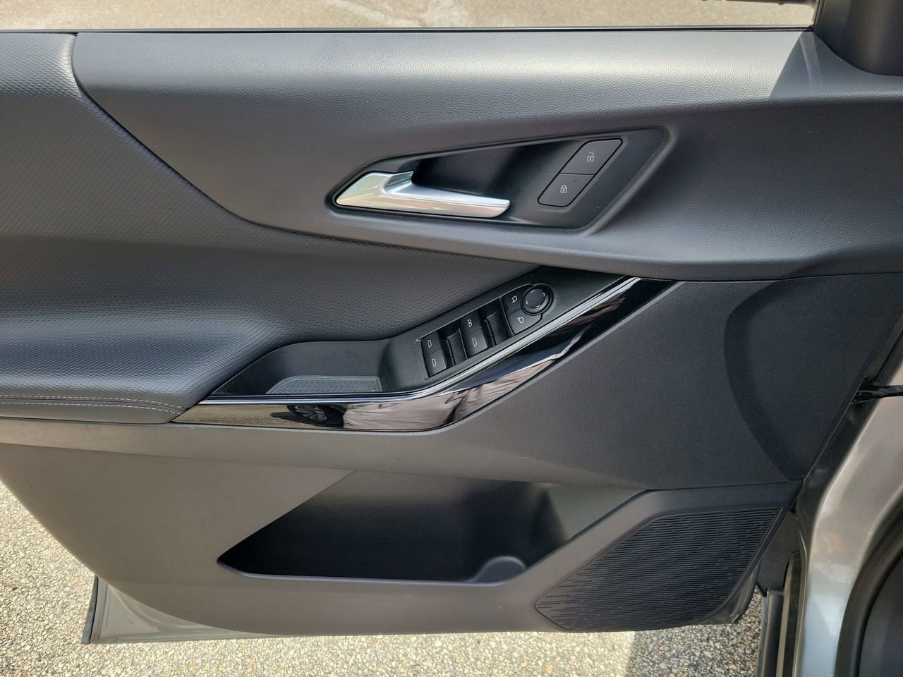 Used 2025 Chevrolet Equinox LT image 11