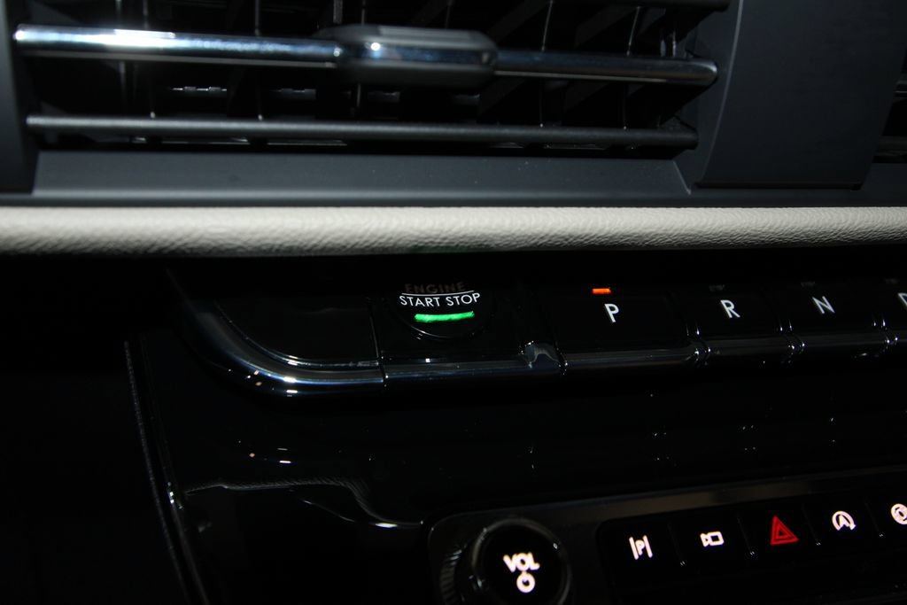 Used 2025 Lincoln Corsair AWD w/ Equipment Group 101A image 12