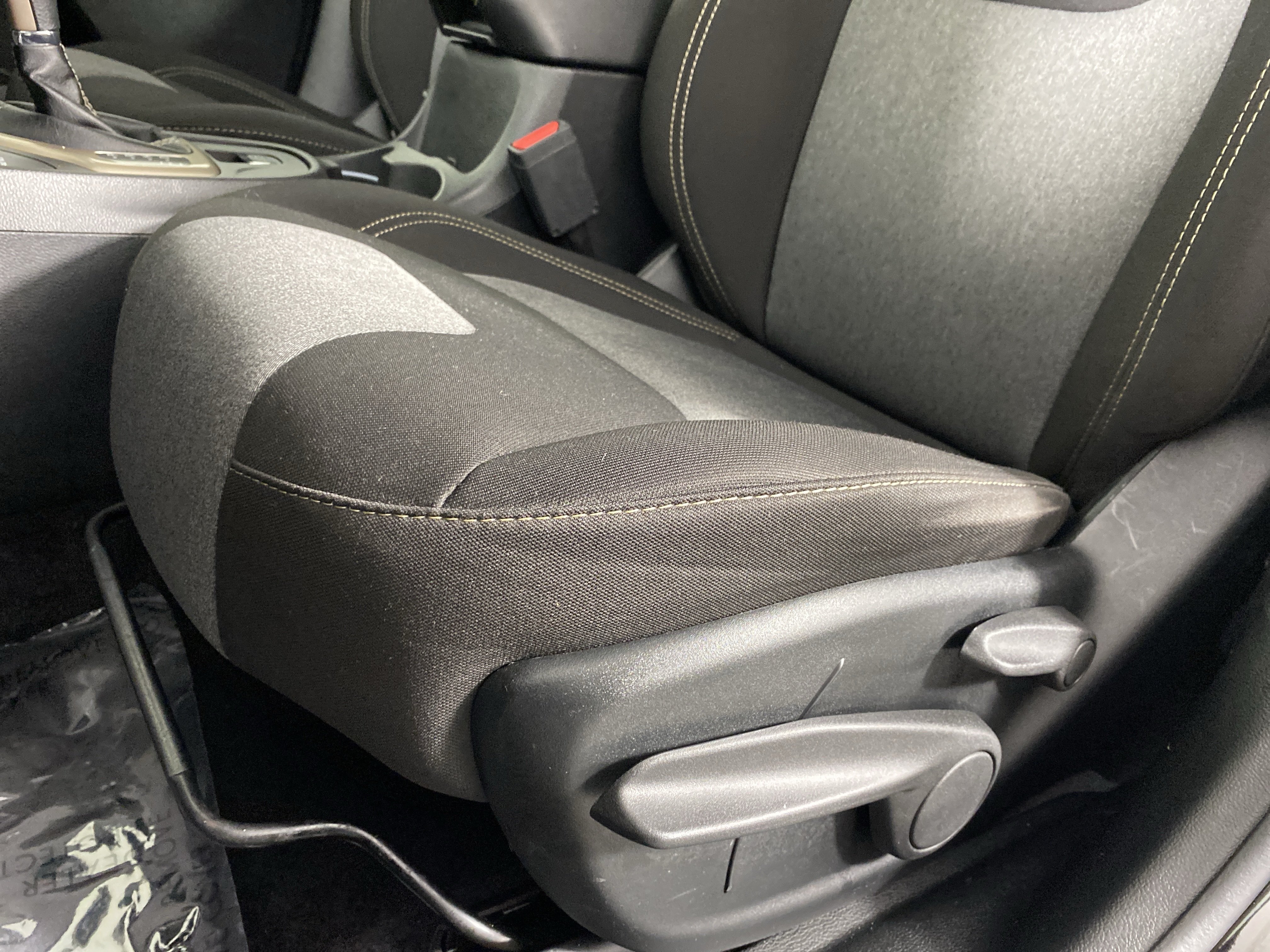 Used 2018 Jeep Cherokee Latitude w/ Safety Group AWD/4WD image 16