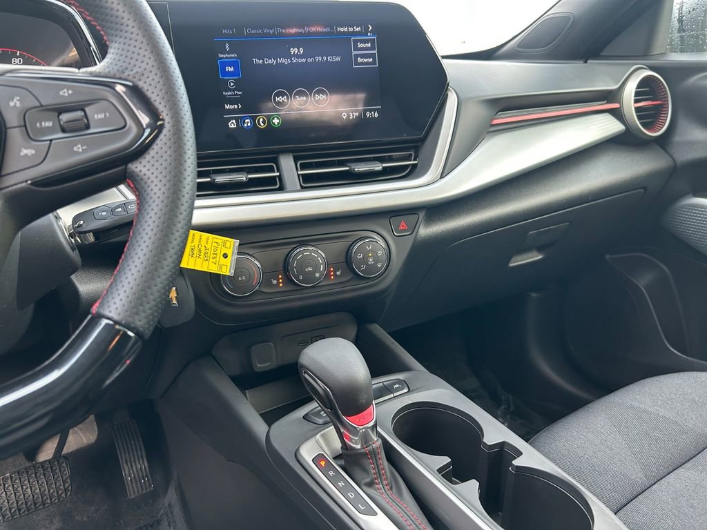 Used 2025 Chevrolet Trax RS w/ Sunroof Package FWD image 20