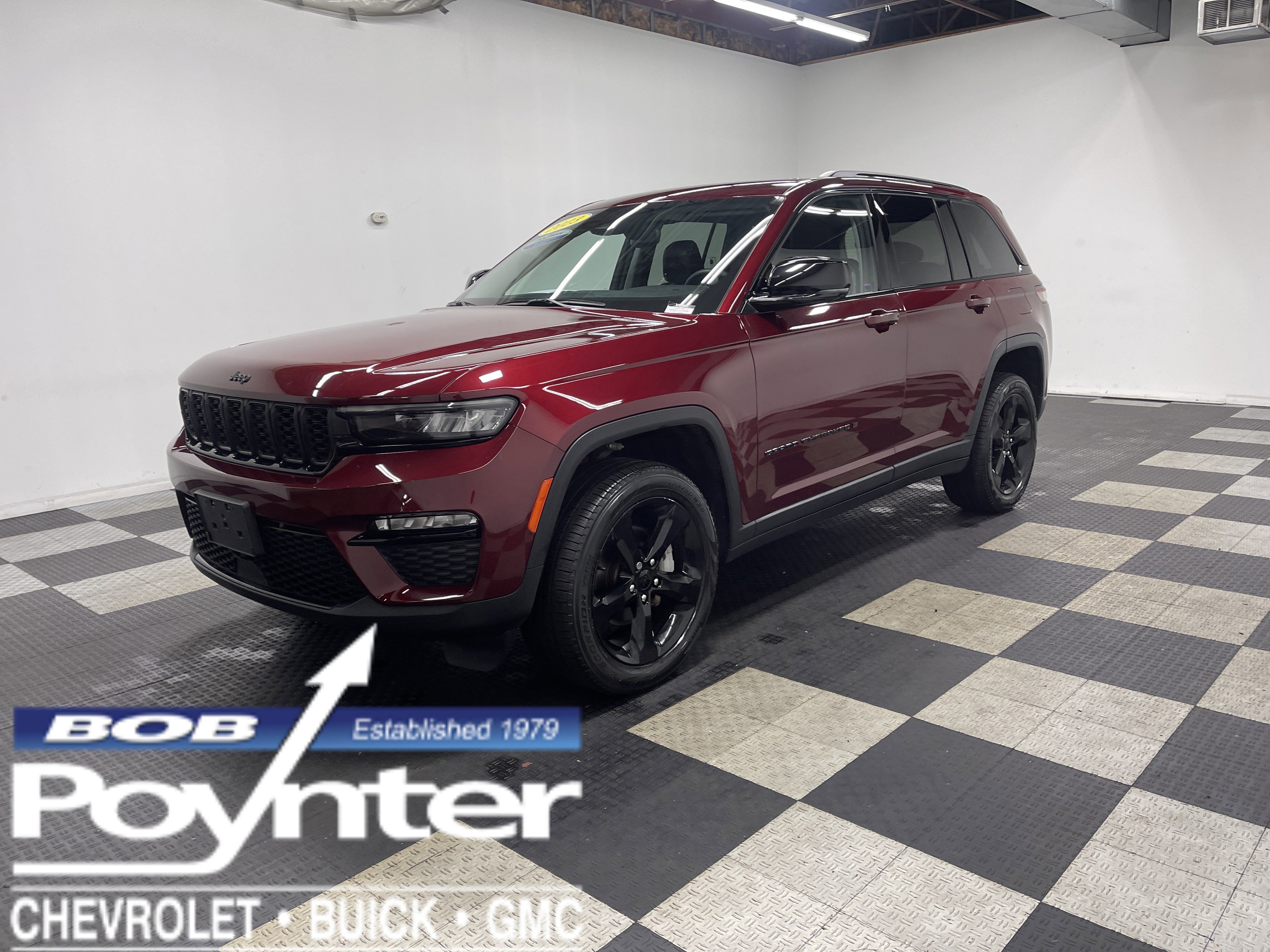 Used 2023 Jeep Grand Cherokee Limited w/ Black Appearance Package AWD/4WD image 1