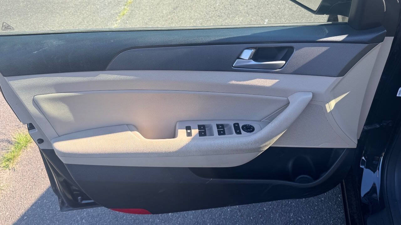 Used 2015 Hyundai Sonata SE w/ Option Group 09 FWD image 13