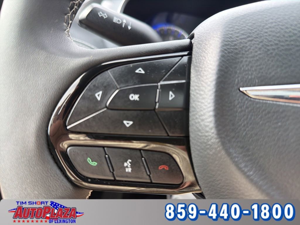 Used 2025 Chrysler Pacifica Limited image 11