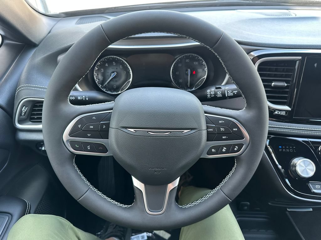 New 2027 Chrysler Pacifica Select FWD image 2