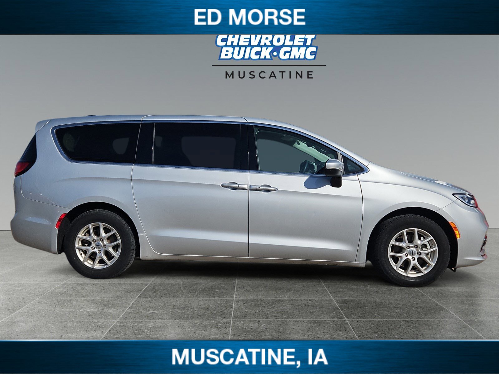Used 2023 Chrysler Pacifica Touring-L FWD image 6