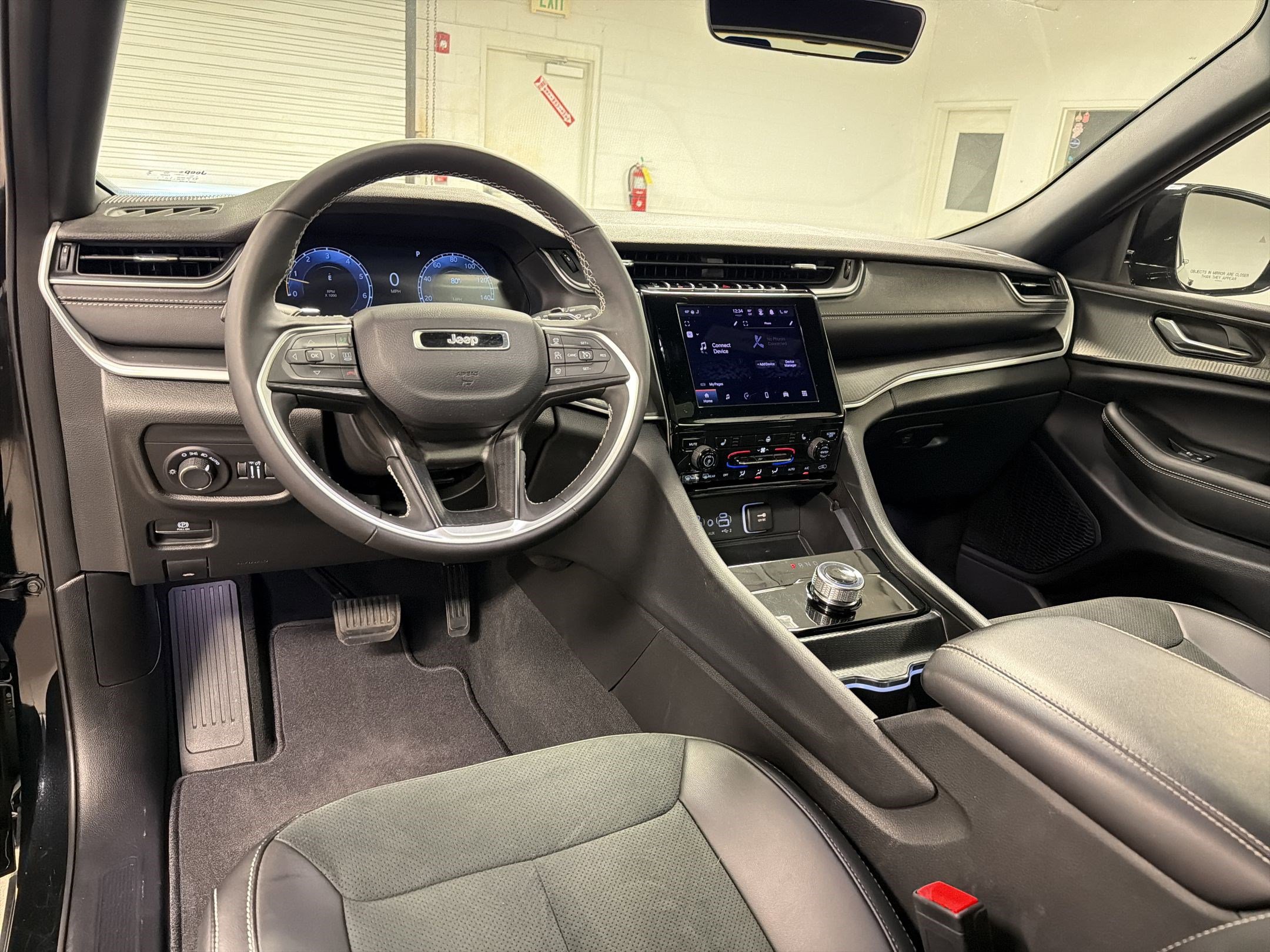 Used 2025 Jeep Grand Cherokee L Altitude image 28