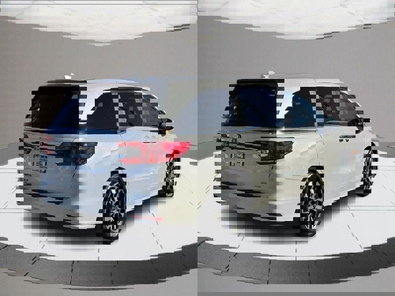 Used 2024 Honda Odyssey Touring image 3