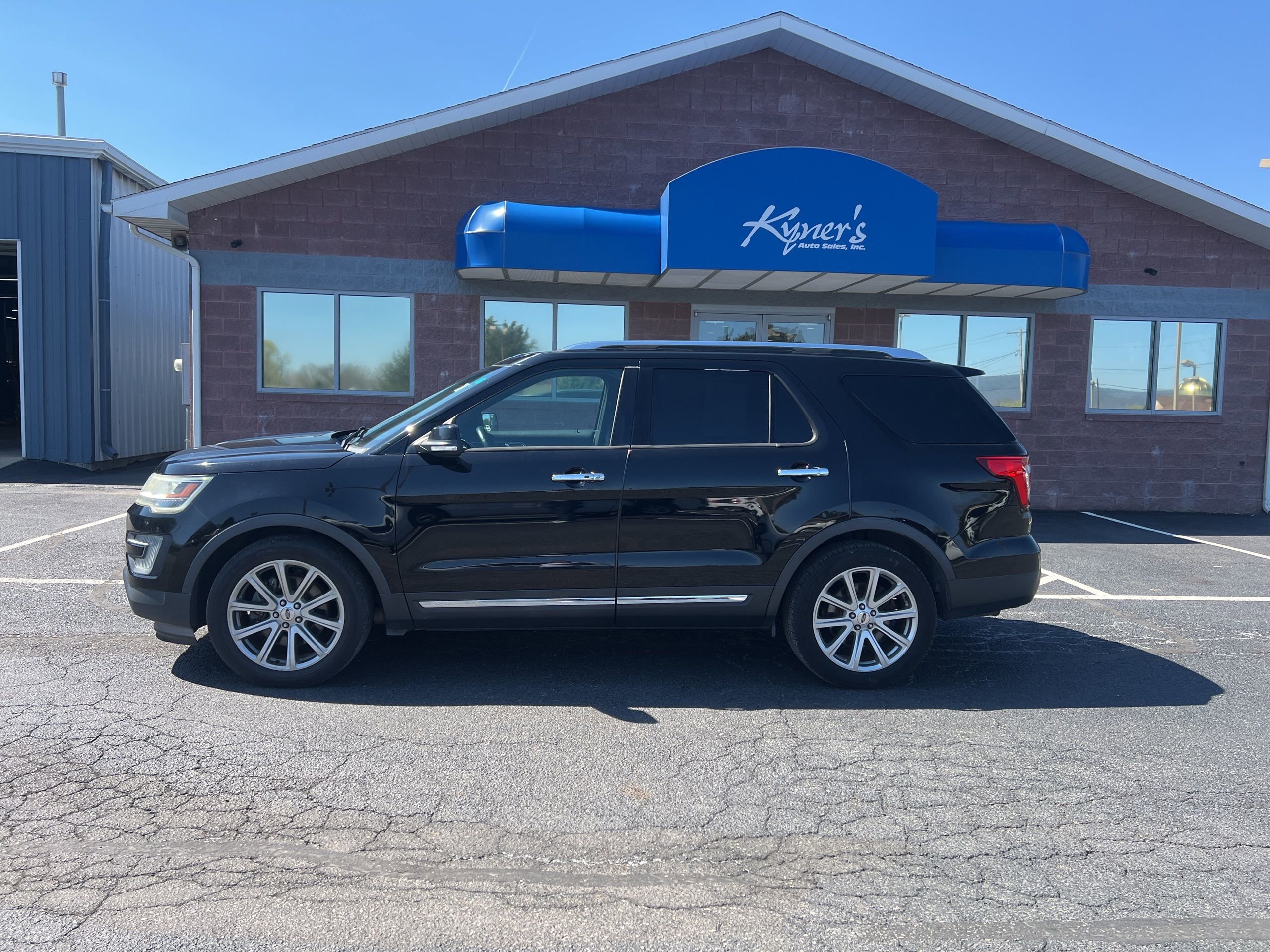 Used 2017 Ford Explorer Limited FWD image 3