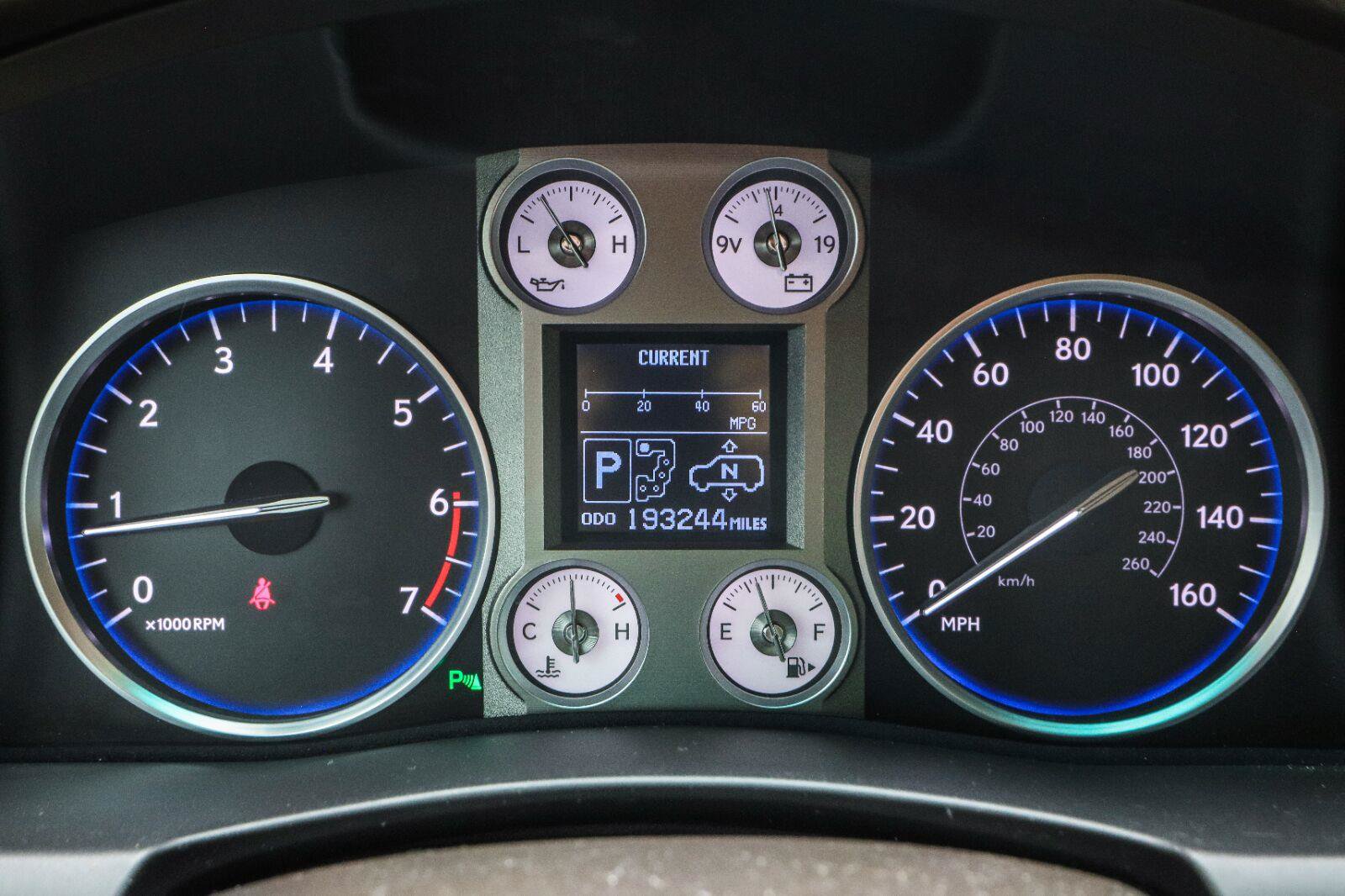 Used 2011 Lexus LX 570 4WD w/ Luxury Pkg image 7