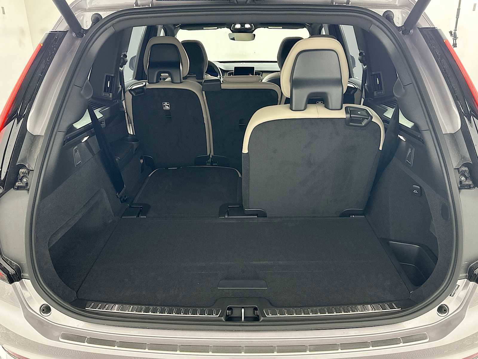 New 2026 Volvo XC90 B5 Plus w/ Protection Package Premier AWD/4WD image 24