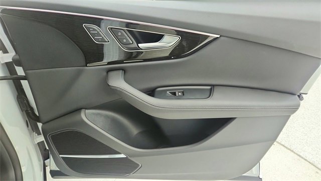 Used 2025 Audi Q8 Prestige w/ Prestige Package image 23