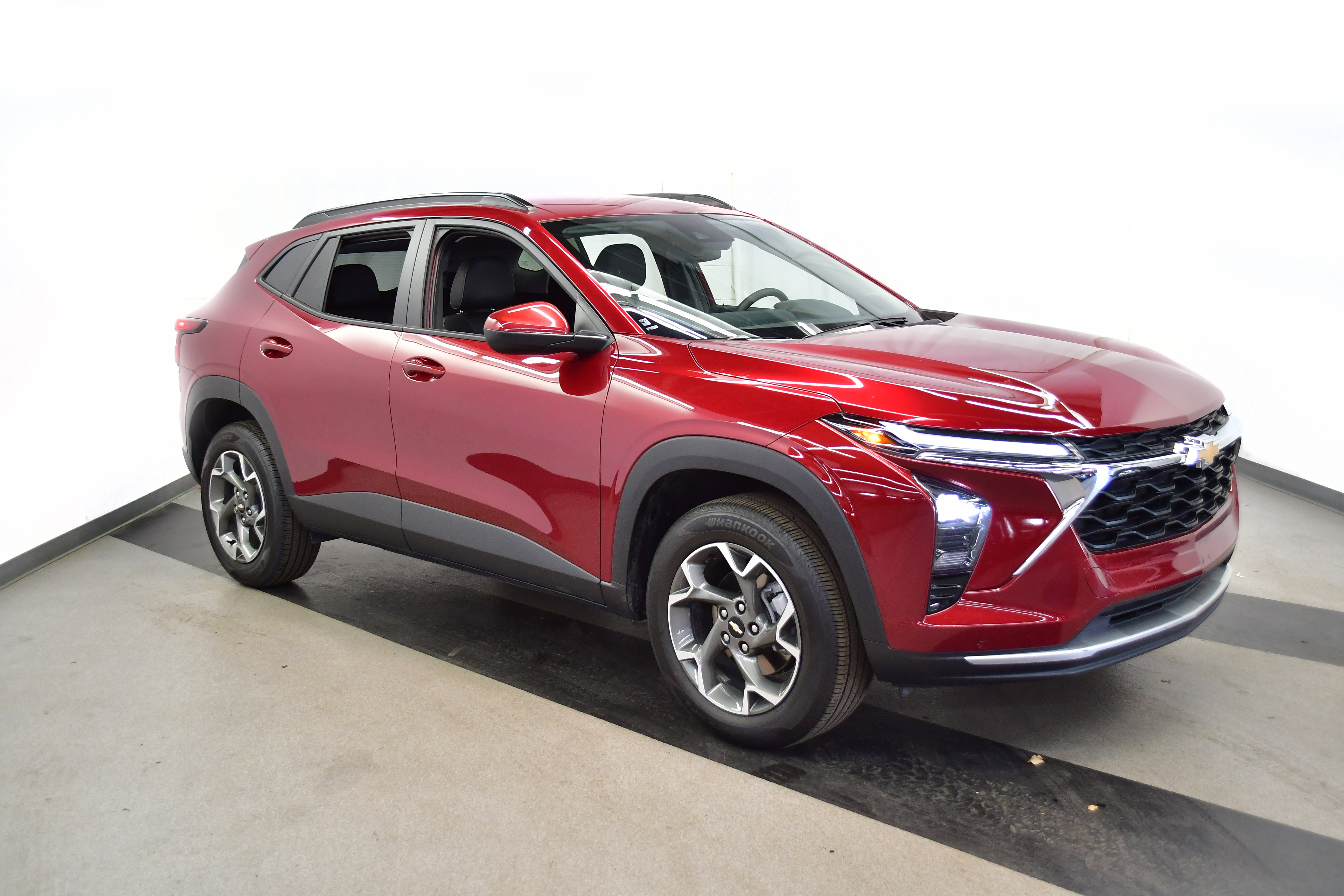 Used 2025 Chevrolet Trax LT image 2